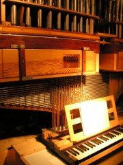 Musée suisse de l'Orgue: clavier de Récit avec sa mécanique mise à nu (abrégés bien visibles). Cliché personnel