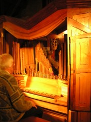 Musée suisse de l'Orgue: le Conservateur du musée au clavier d'un orgue réalisé tout en bois. Cliché personnel