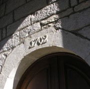La date de 1702 apposée sur le porche principal. Cliché personnel