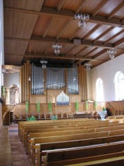 Vue globale de la nef en direction du choeur et de l'orgue Kuhn. Cliché personnel