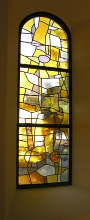 Chapelle d'Enges, vitrail de Yoki. Cliché personnel