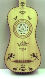 Guitare baroque construite par S. Nunez et décorée par V. Estevez. Crédit: //home.hetnet.nl/sebas-vero/