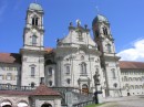 Vue d'ensemble de la façade de l'abbaye d'Einsiedeln. Cliché personnel (août 2008)