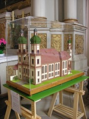 Une maquette de l'église dans le bas-côté droit. Cliché perfsonnel