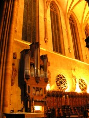 Vue du choeur avec l'orgue de choeur Schwenkedel (le soir, au concert). Cliché personnel