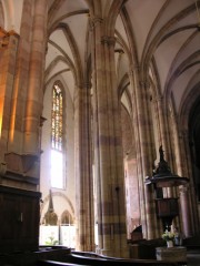 Vue transversale des 5 nefs, élévation gothique. Cliché personnel