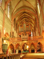 Vue de la nef avec perspective sur l'orgue (réglage de tons plus chauds). Cliché personnel
