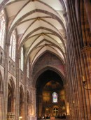 Vue de la nef de la cathédrale, Strasbourg. Cliché personnel (août 2008)