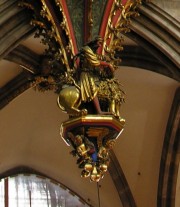 Vue au zoom du pendentif gothique du buffet du Grand Orgue. Cliché personnel