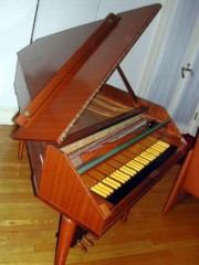Clavecin de W. de Blaise à un clavier (jeux de 8' et 4', 2 pédales). Crédit: www.harpsichord.com/