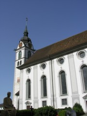 Vue de l'église paroissiale d'Arth. Cliché personnel (septembre 2008)