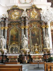 Les deux autels nord du transept (thème de Marie). Cliché personnel