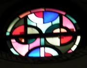 Vitrail représentant le sommet de la croix dans le choeur (zoom très élevé). Cliché personnel