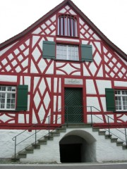 L'ancienne école (1525) faisant partie des bâtiments de la paroisse. Cliché personne (sept. 2008)