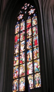 Une verrière du transept Sud, au-dessus de l'autel dédié à Marie. Cliché personnel