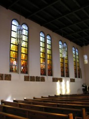 Vue du mur intérieur gauche avec ses vitraux. Cliché personnel