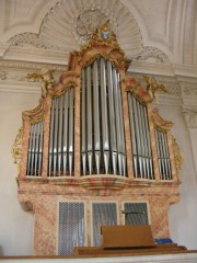Vue rapprochée de l'orgue Kuhn (1957). Buffet J.A. Moser (1779). Cliché personnel