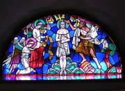 Vue d'un vitrail dans une chapelle latérale à droite de l'entrée. Cliché personnel