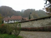 Vue de l'abbaye de La Maigrauge, cachée par ses hauts murs. Cliché personnel (oct. 2008)