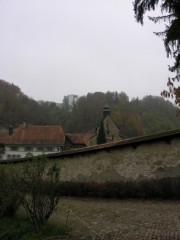 Vue extérieure de La Maigrauge, derrière ses hauts murs de protection. Cliché personnel