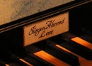 La signature de J. Ahrend à l'orgue des Jésuites à Porrentruy. Cliché personnel (déc. 2008)