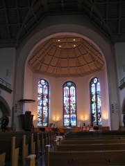 Vue de la nef et du choeur néo-roman (vitraux de M. Hunziker). Cliché personnel