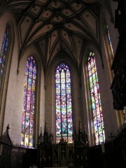 Vue des grandes verrières du choeur, également de J. Mehoffer, 1918-1936. Au centre, le vitrail de la Trinité. Cliché personnel