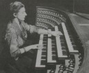 Rolande Falcinelli à l'orgue du Sacré-Coeur, Paris. Source: Lexikon der Orgel, Verlag Laager, Köthen, 2008