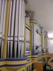 Vue de la façade de l'orgue en tribune (enfilade de tuyaux). Cliché personnel