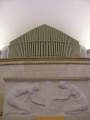 Grand Temple, La Chaux-de-Fonds. L'orgue vu depuis la nef ovale avec un bas-relief. Cliché personnel