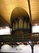 Vue de l'orgue Kuhn de St-Aubin (1903). Cliché personnel (fév. 2009, avant la restauration/reconstruction de 2015)