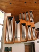 Vue de l'orgue Füglister, église catholique, Fleurier. Cliché personnel (fév. 2009)