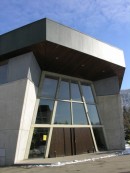 Entrée de l'église catholique de Fleurier. Cliché personnel (fév. 2009)