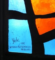 Signature du peintre Yoki, au coin inférieur gauche de la verrière de gauche du choeur. Cliché personnel