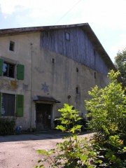 Façade d'une ferme au Mont-Cornu. Cliché personnel