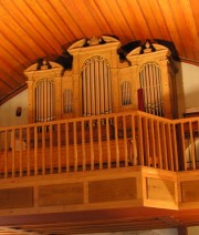 Vue rapprochée de l'orgue depuis la nef. Cliché personnel