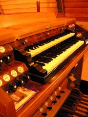 Vue de la console de l'orgue depuis la gauche. Cliché personnel