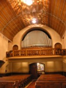 Vue intérieure du Temple de Corcelles avec l'orgue Kuhn (1936). Cliché personnel (fév. 2009)