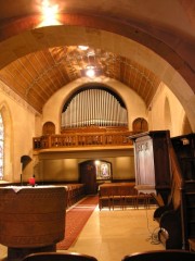 Depuis le choeur: fonts baptismaux romans, nef et orgue Kuhn en tribune. Cliché personnel