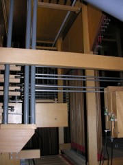 Vue intérieure de l'orgue montrant les transmissions mécaniques. Cliché personnel