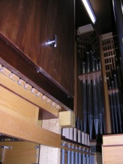 Vue intérieure de l'orgue: coup d'oeil derrière les tuyaux de la Montre. Cliché personnel