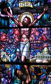 Détail du précédent vitrail de P. Robert, une remarquable Crucifixion. Cliché personnel