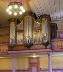 Vue de l'orgue Kuhn (1994) du Temple de Chaindon, Reconvilier. Cliché personnel (16 mars 2009)