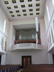 Vue de la nef en direction de la tribune de l'orgue (Montre restante). Cliché personnel