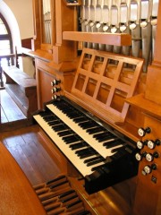 Vue de la console de l'orgue Kuhn. Cliché personnel