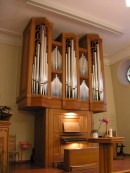 Vue de l'orgue Kuhn (1969) du Temple de Sonceboz-Sombeval. Cliché personnel (début avril 2009) 