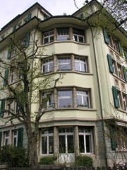 Façade d'une maison voisine avec éléments de décor Art Nouveau. Cliché personnel