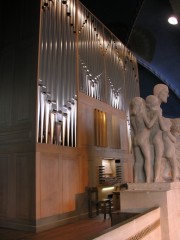 Vue en enfilade de l'orgue, derrière le groupe sculpté. Cliché personnel