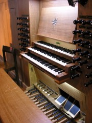 Vue de la console de l'orgue Metzler. Cliché personnel