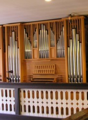 Orgue du Temple de Bôle: détail de la partie centrale et de la console. Cliché personnel